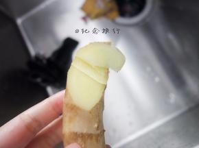 切几片姜放在鱼身上去腥蒸10分钟，倒掉蒸鱼的水备用， 看鱼的大小灵活调整蒸的时间，太久鱼肉会变老