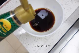 准备2勺料酒2勺蒸鱼豉油倒入有余温的锅里再倒回鱼盘里即可