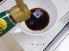 准备2勺料酒2勺蒸鱼豉油倒入有余温的锅里再倒回鱼盘里即可