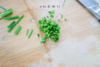 准备一些葱花放在蒸熟的鱼身上