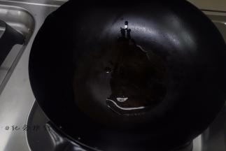 2、	锅烧热倒入适量油