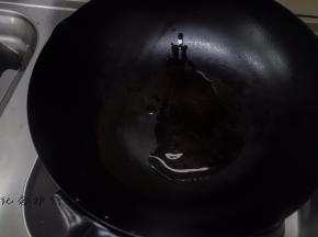 2、	锅烧热倒入适量油