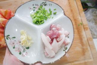 1、	准备大蒜拍碎、肉切丝、葱花切好备用