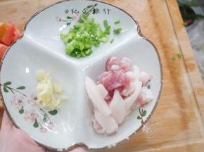 1、	准备大蒜拍碎、肉切丝、葱花切好备用