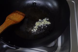 放入大蒜 炒至微黄