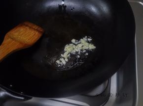 放入大蒜 炒至微黄
