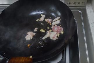 倒入肉丝煸炒