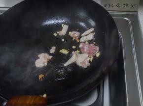 倒入肉丝煸炒