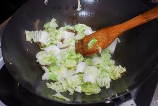 放入锅里翻炒加入料酒2勺、米醋半勺、