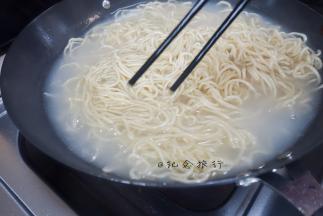 水煮开放入面条煮，最好水多点，我买的面太多了锅只有这么点大