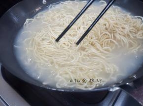 水煮开放入面条煮，最好水多点，我买的面太多了锅只有这么点大