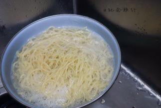 	面条煮熟后捞出用冷开水过一到两遍，这样面条就不会糊了