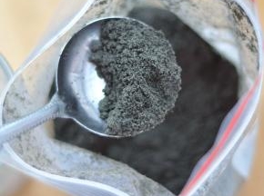 用大勺舀出两到三勺左右的量，喜欢的可以多放些。