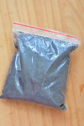 准备好磨好的黑芝麻五谷粉。