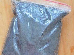 准备好磨好的黑芝麻五谷粉。