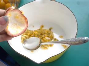 百香果对半切开，挖出果肉。