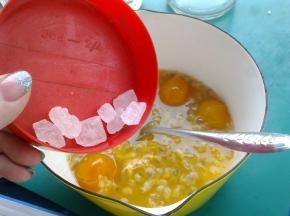 放入冰糖，混合搅拌均匀。