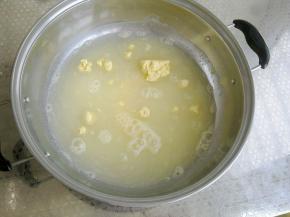 取汤锅，倒入玉米粉，加入适量冷水。