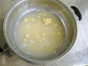 取汤锅，倒入玉米粉，加入适量冷水。