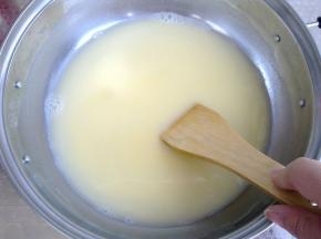 耐心将结块的玉米粉搅匀，直到看不到颗粒。