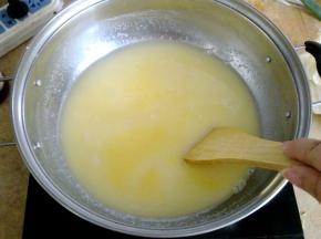 将汤锅放到电磁炉上开始加热，一边加热一边搅拌，直到玉米糊开始慢慢变稠。