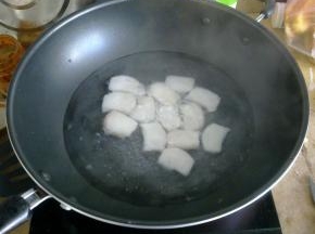 水开后，放入年糕，把年糕煮软，过两遍凉水后捞出。