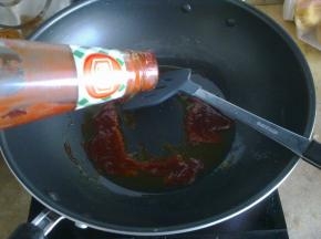 倒入番茄酱。