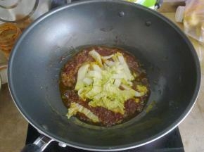 翻炒至双酱融合，将火调大，放入白菜。