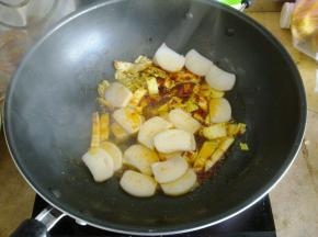 再放入控干水的年糕翻炒。