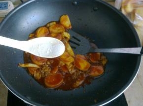 炖到汤汁变稠，加入少许盐。