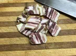 咸肉切薄片。