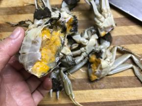 螃蟹清洗干净，一切不二，去掉胃和肠。