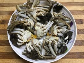 放入盘中。