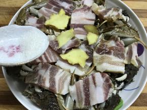 在咸肉上放少许糖。