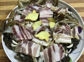 再放上几片老姜。