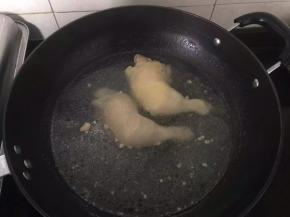鸡腿凉水入锅，加入少许料酒去腥，煮熟。