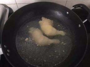 鸡腿凉水入锅，加入少许料酒去腥，煮熟。