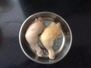 捞出沥干水分凉一下。