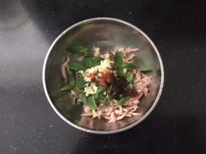 倒入蚝油、麻油、盐。