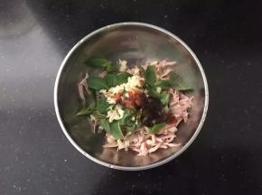 倒入蚝油、麻油、盐。