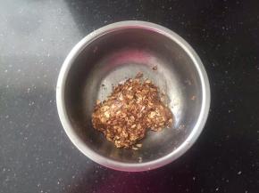 倒入水继续揉成团。