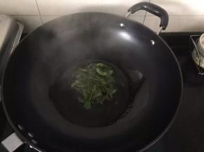 炒锅放油烧热，下入花椒叶。