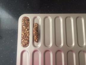 挖一勺搓成长条放入学厨wk9172的烤盘上，按烤盘上的形状按压均匀。