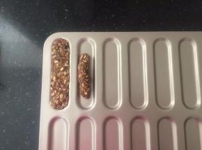 挖一勺搓成长条放入学厨wk9172的烤盘上，按烤盘上的形状按压均匀。