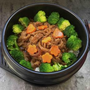 米饭盛好，上面放好肥牛，再倒点牛肉汤、上面摆上绰好水的西兰花，胡萝卜点缀一下即可，美味的肥牛饭做好了