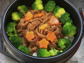 米饭盛好，上面放好肥牛，再倒点牛肉汤、上面摆上绰好水的西兰花，胡萝卜点缀一下即可，美味的肥牛饭做好了