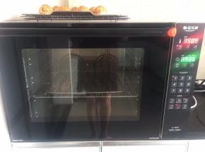 将ukoeoE6050风炉烤箱设定温度为150度、加热时间为20分钟，达到设定温度后会有智能提示音，接下来放入烤盘进行烘烤，待烘烤结束提示音响起取出烤盘。