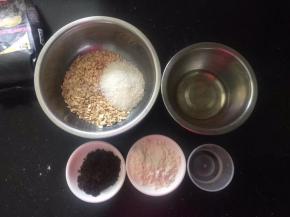 称量出所有的材料，古法红糖提前用料理机打碎。