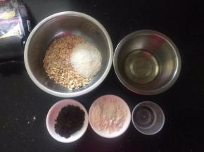 称量出所有的材料，古法红糖提前用料理机打碎。