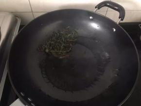 炸出香味后捞出花椒叶。